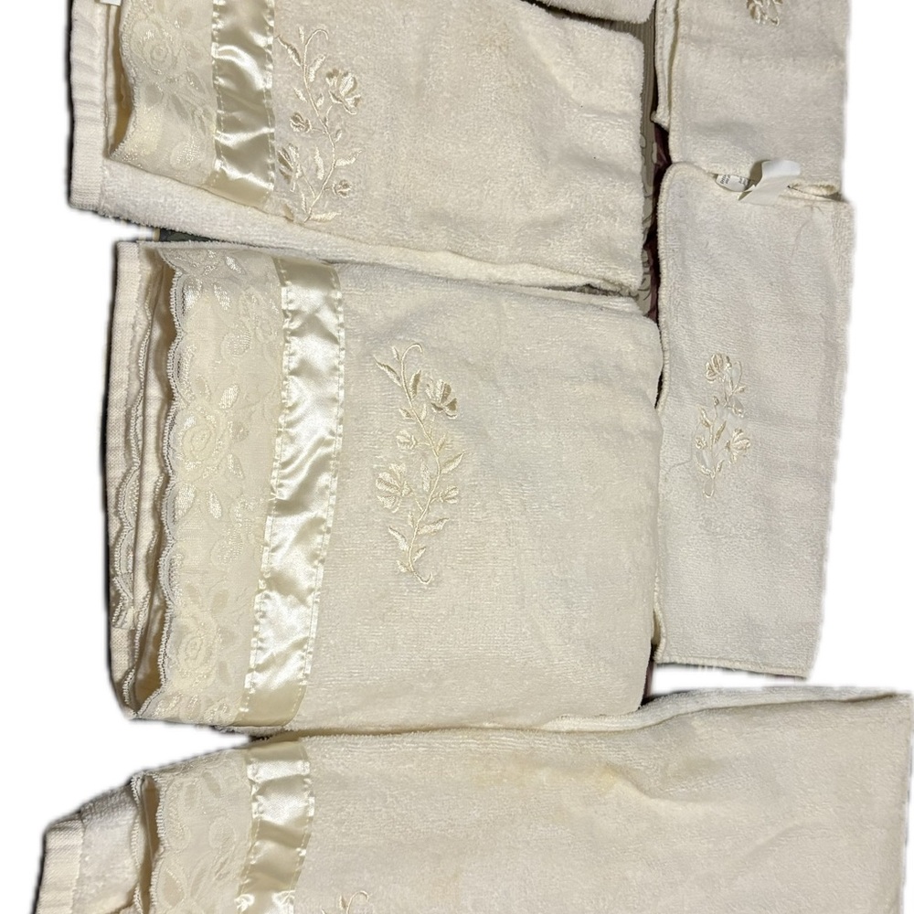 Elegant Cream Embroidered Towel Set